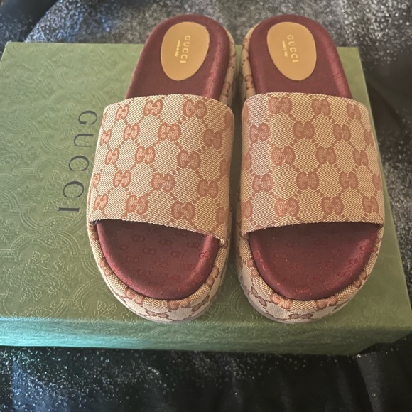 Brand new Gucci sandals never worn - Picture 2 of 4